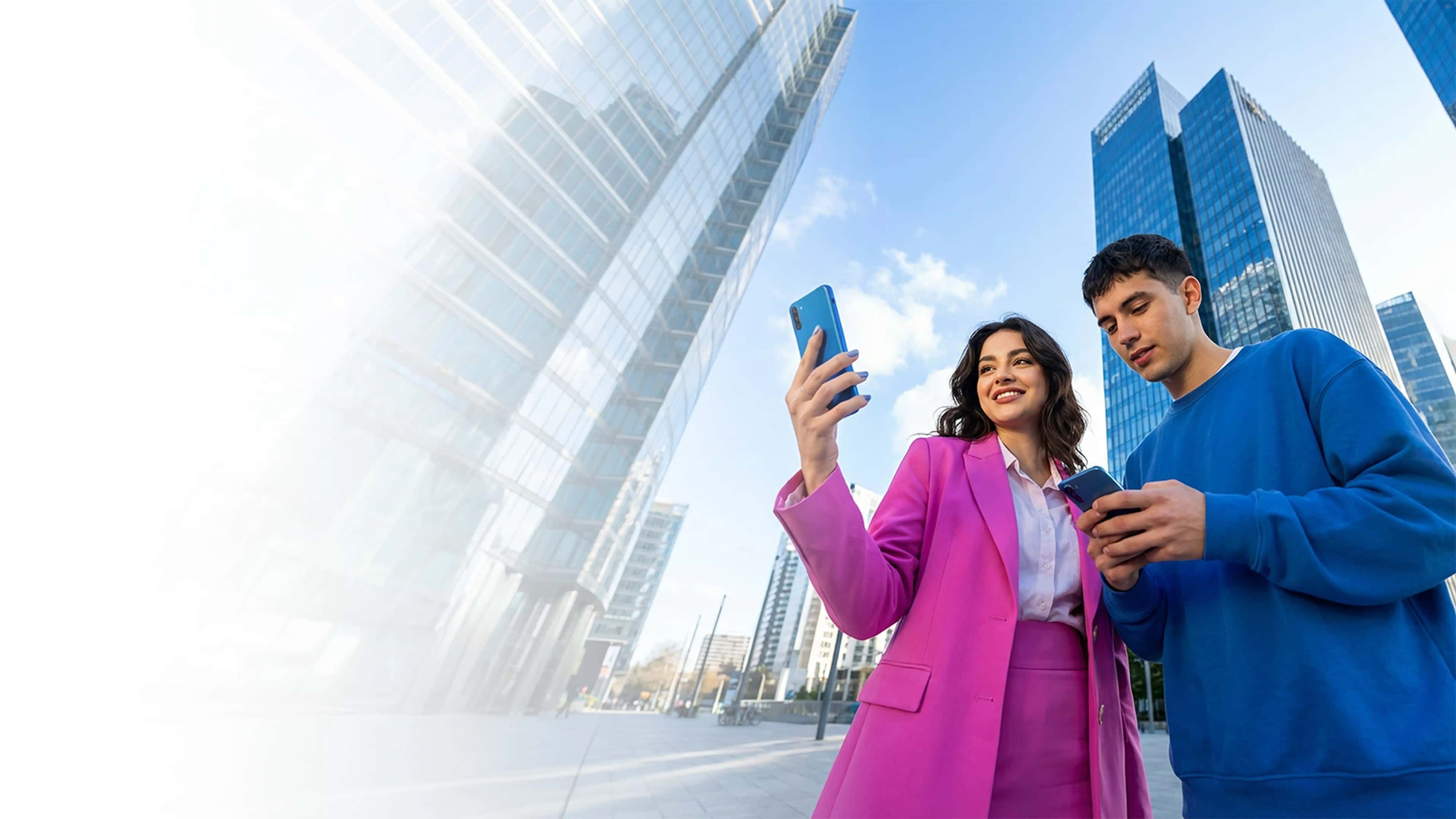 Pareja mirando el celular