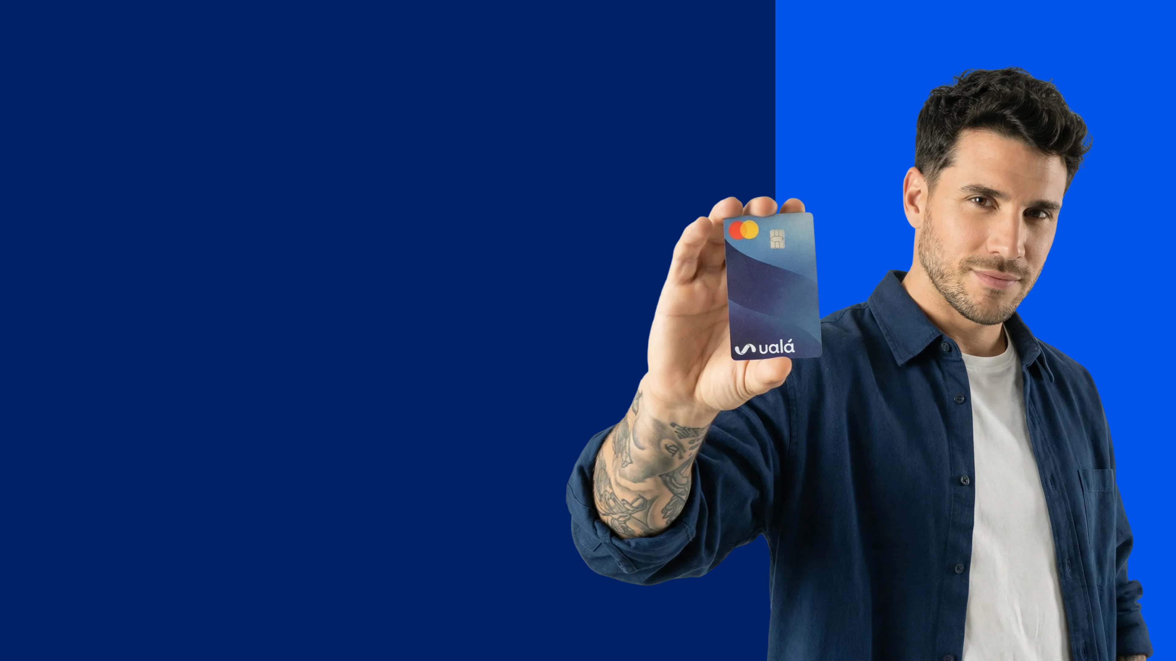 Mujer con tarjeta de crédito Ualá