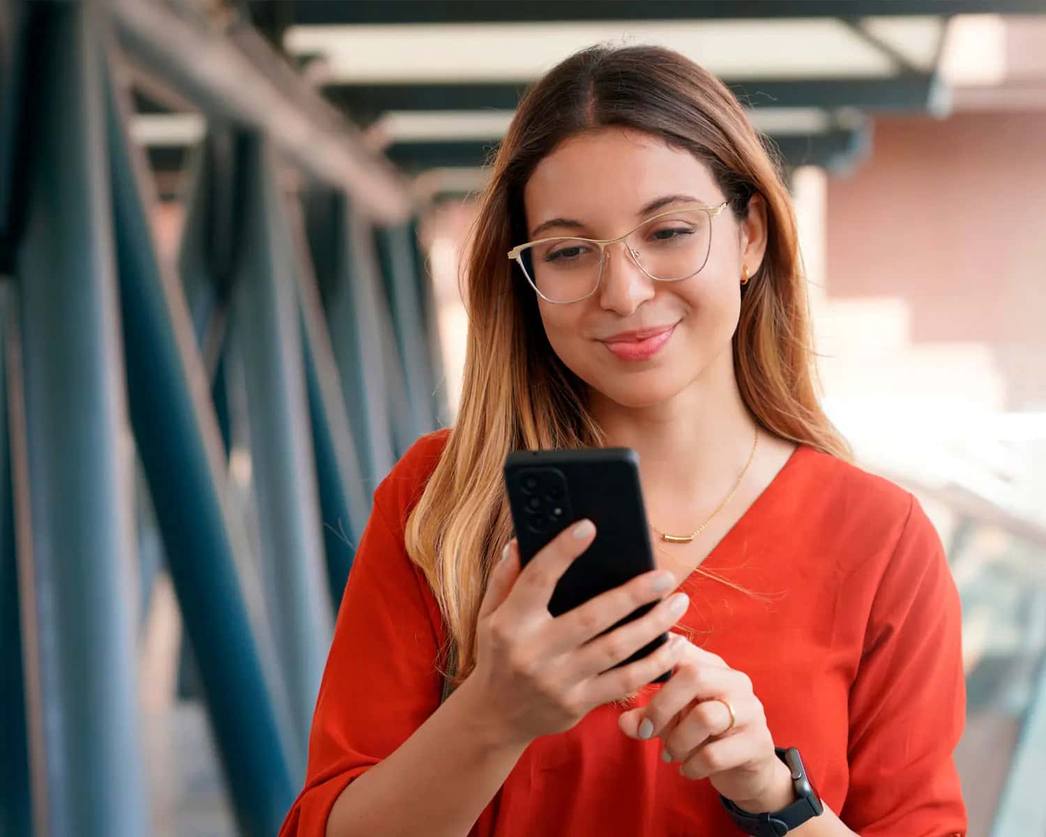 Imagen de una chica comunicándose con Ualá a través de la app.