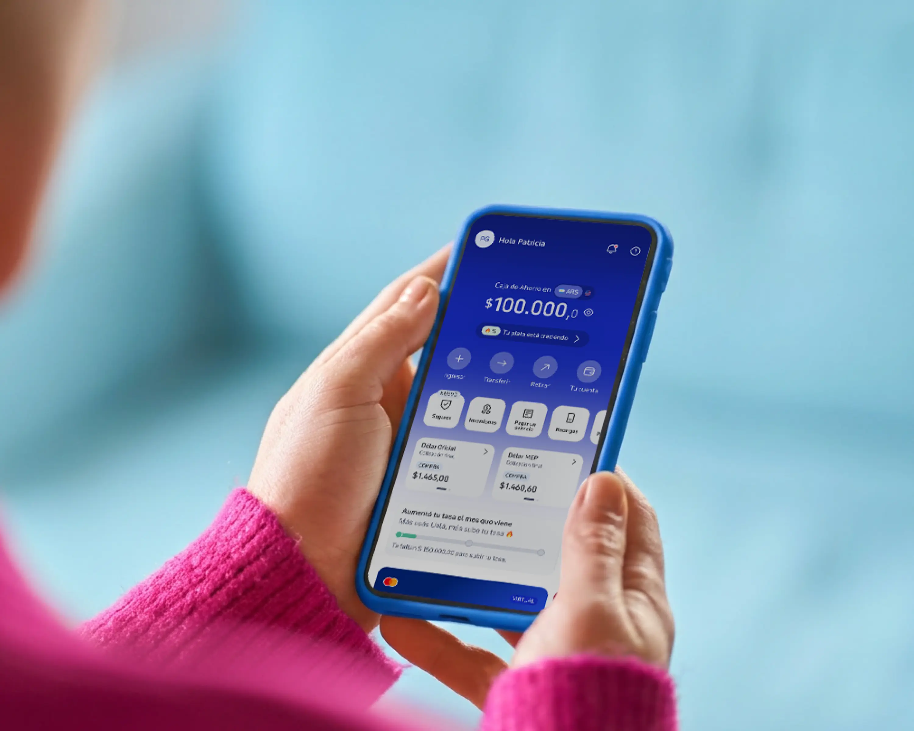Imágen de persona usando la app de Ualá