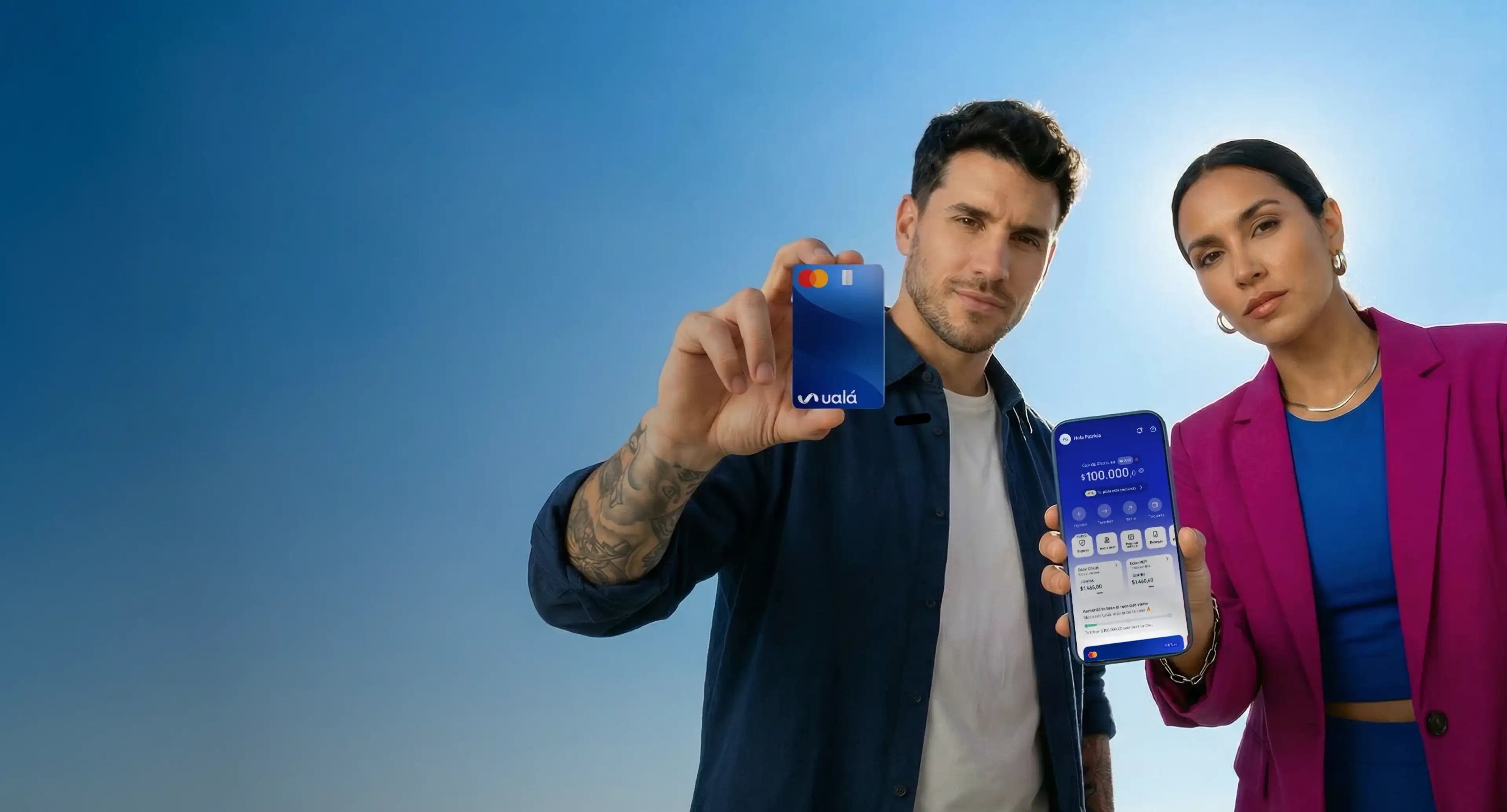 Imágen de un chico con tarjeta de crédito Ualá y una chica con celular y app.
